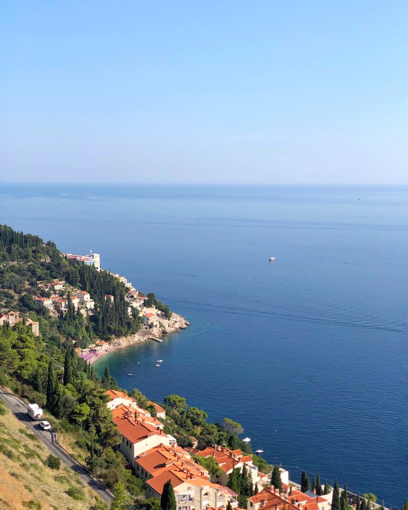 Панорамный вид на город на холме с видом на океан (берег, водоем, вода, водный путь, пейзаж)