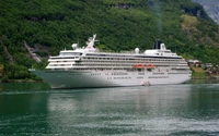 Elegante navio de cruzeiro deslizando por águas serenas