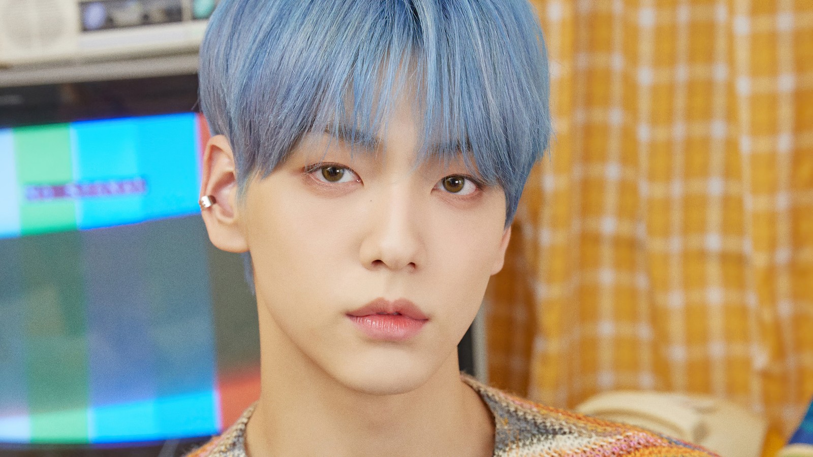 Un gros plan d'une personne avec des cheveux bleus et un pull (txt kpop, tomorrow x together, 투모로우바и투게더, 투모로우바이투게더, kpop)