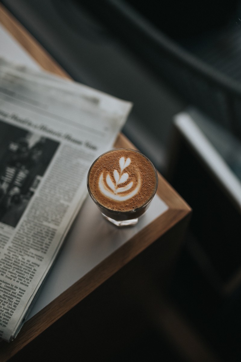 Чашка кофе на столе с газетой (латте, latte, эспрессо, espresso, флэт уайт)