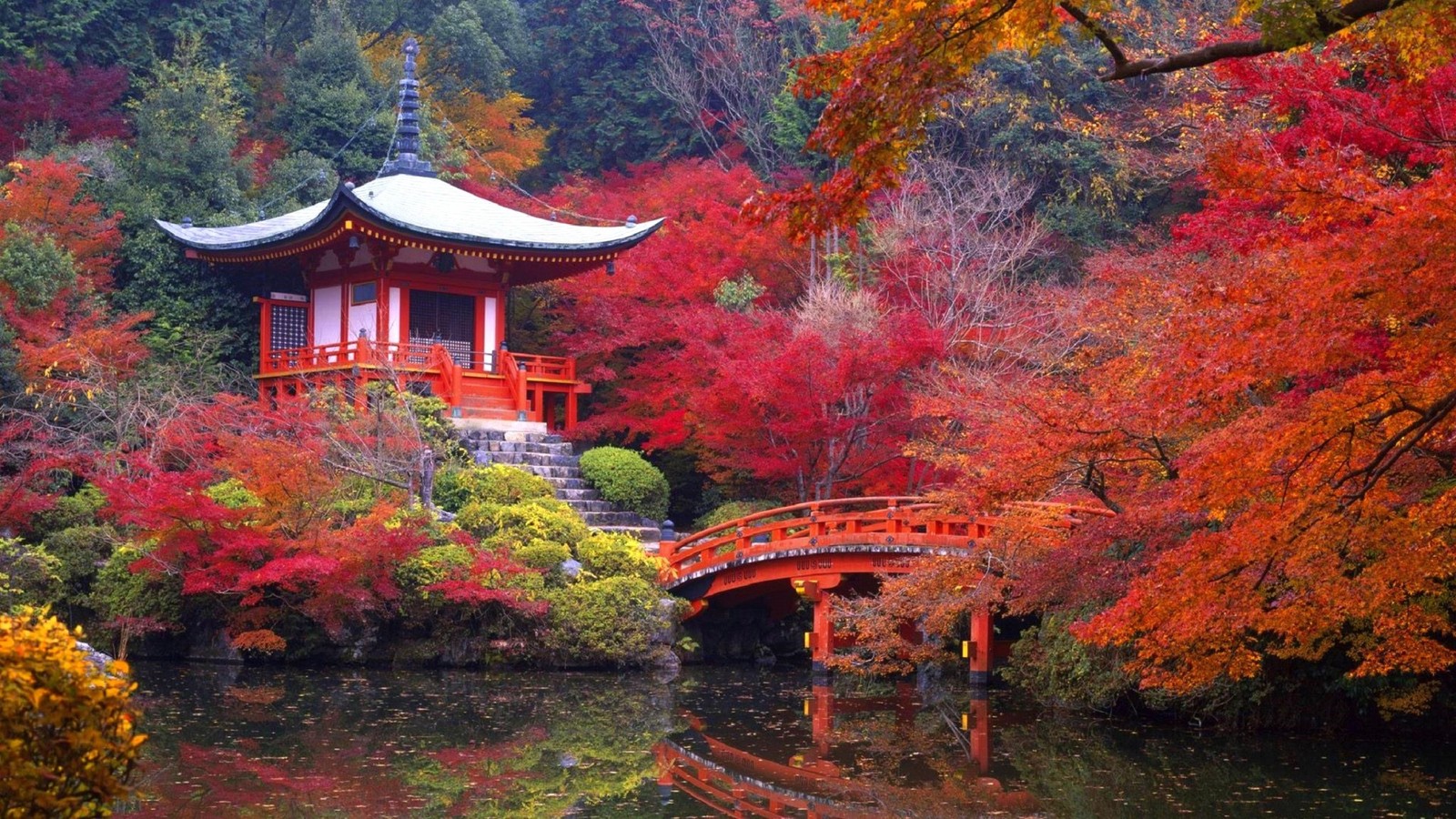 Une pagode rouge se dresse sur une colline au-dessus d'un étang entouré d'arbres. (temple, pagode, nature, arbre, feuille)