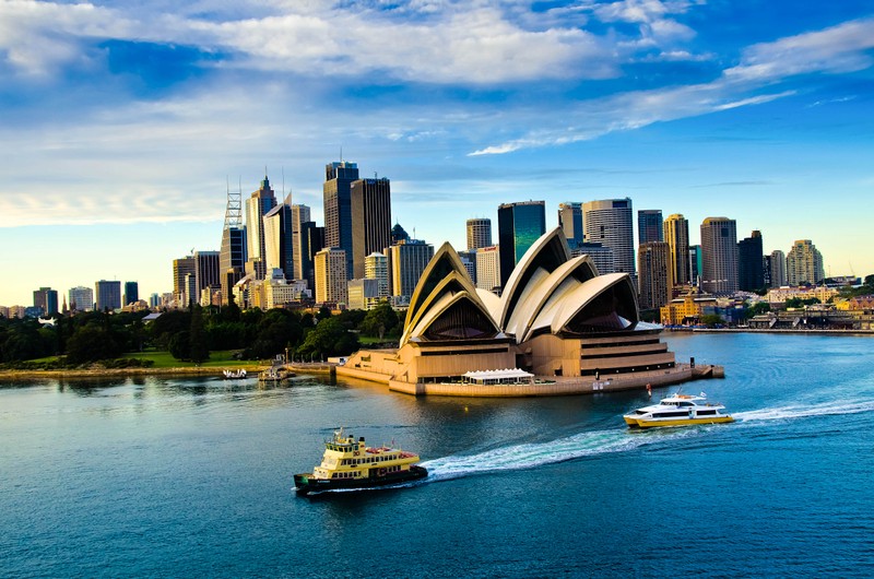 Вид на большой город с лодкой в воде (сиднейский оперный театр, sydney opera house, опера, водный транспорт, городской пейзаж)