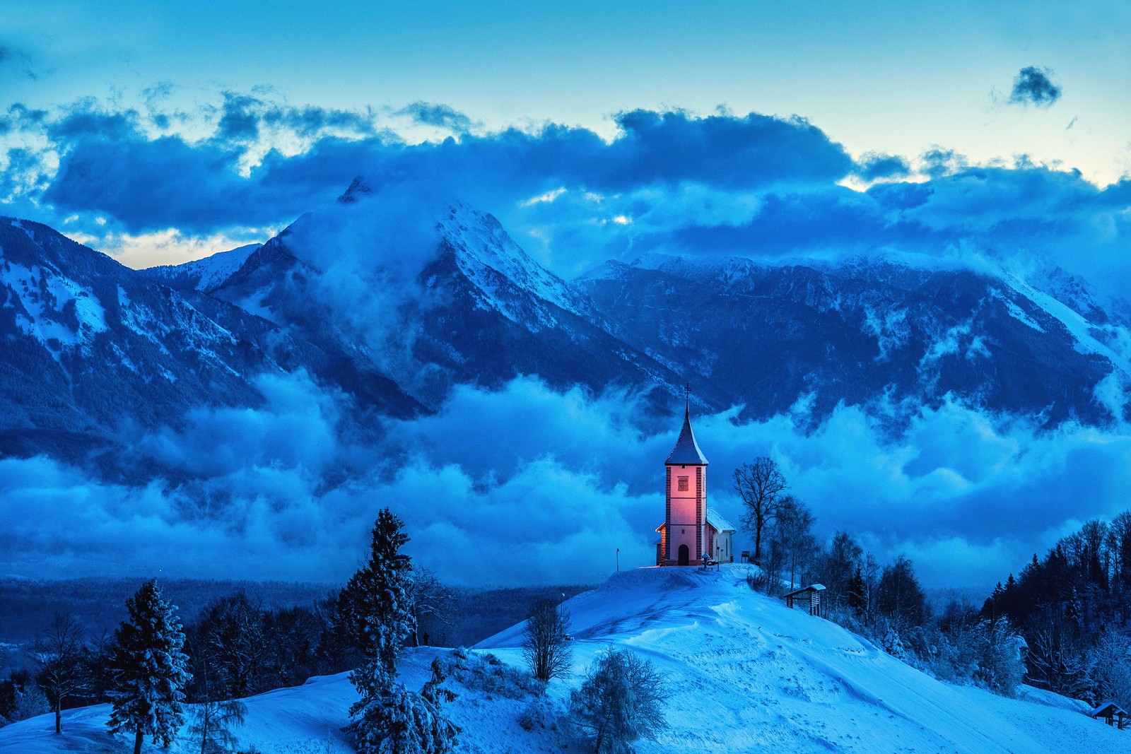 Blick auf eine kirche inmitten eines schneebedeckten berges (winter, schnee, landschaft, gebirgige landformen, berg)