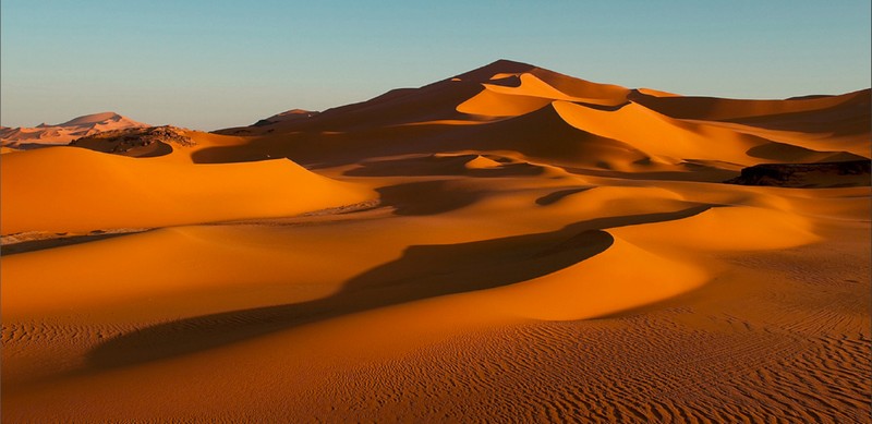 Вид пустыни с песчаными дюнами и горами вдали (ерг, merzouga, дюна, dune, пустыня)