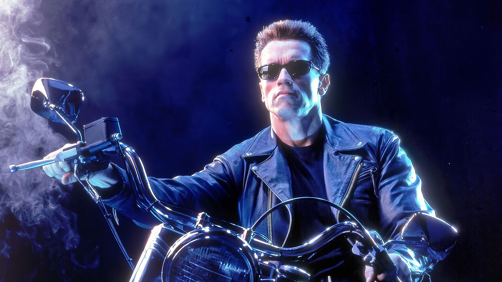 Un homme arabe en veste en cuir tenant une moto avec de la fumée qui s'échappe (arnold schwarzenegger, terminator 2 le jugement dernier, terminator 2 judgment day, films, fond décran 4k)