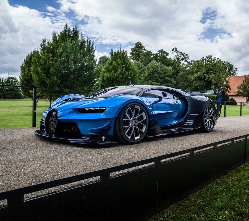 Синий bugatti припаркован на вымощенной дороге (синий, франция, суперкар, деревья)