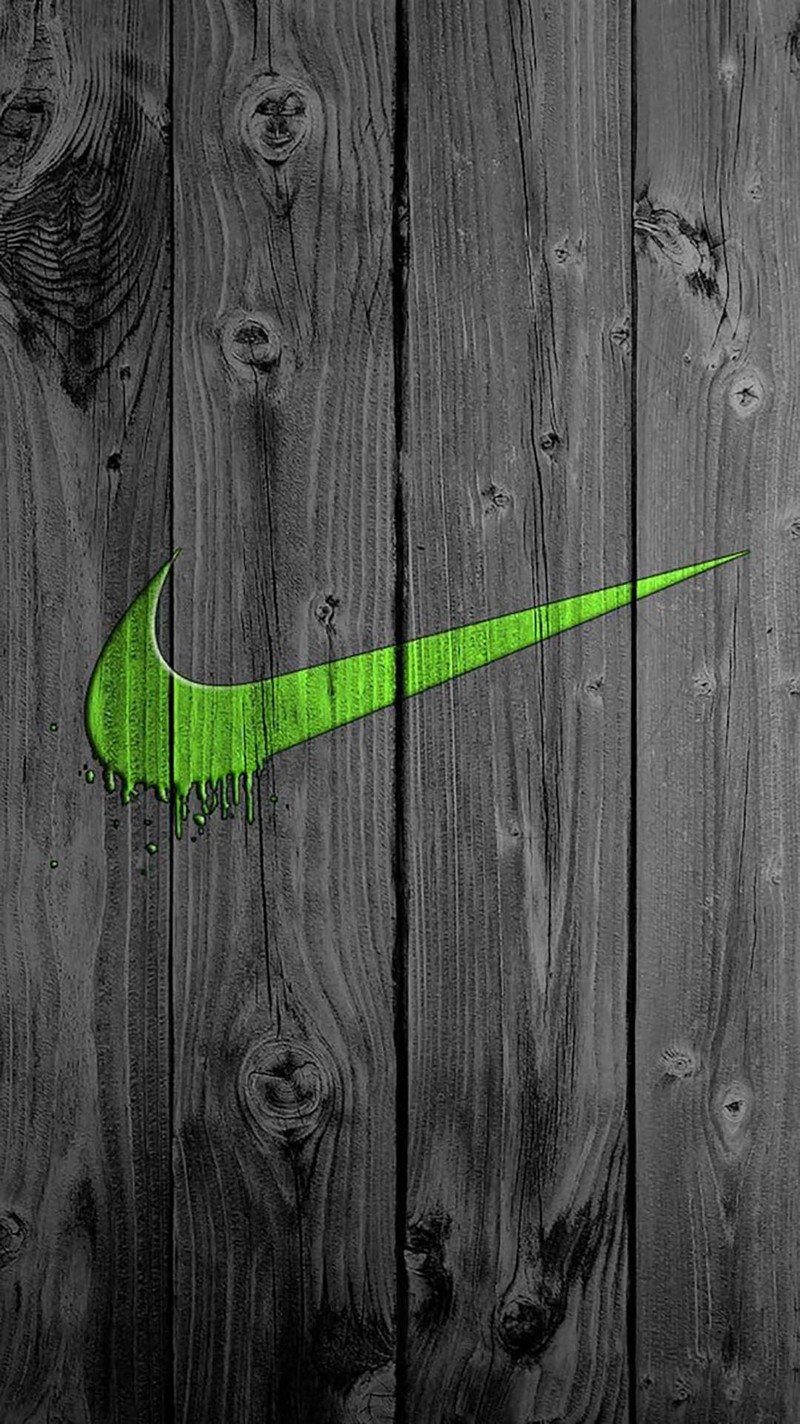 Близкий план зеленого логотипа nike на деревянном заборе (логотип, спорт)