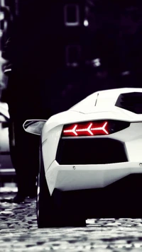 Elegante Lamborghini Aventador blanco con luces traseras icónicas