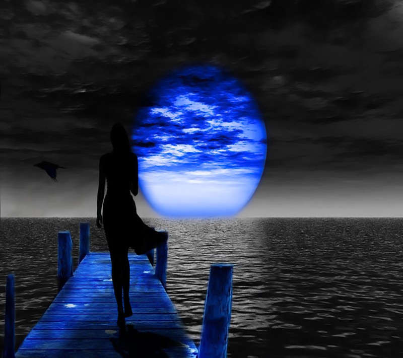 Image floue d'une femme marchant sur un quai la nuit (bleu, lune)