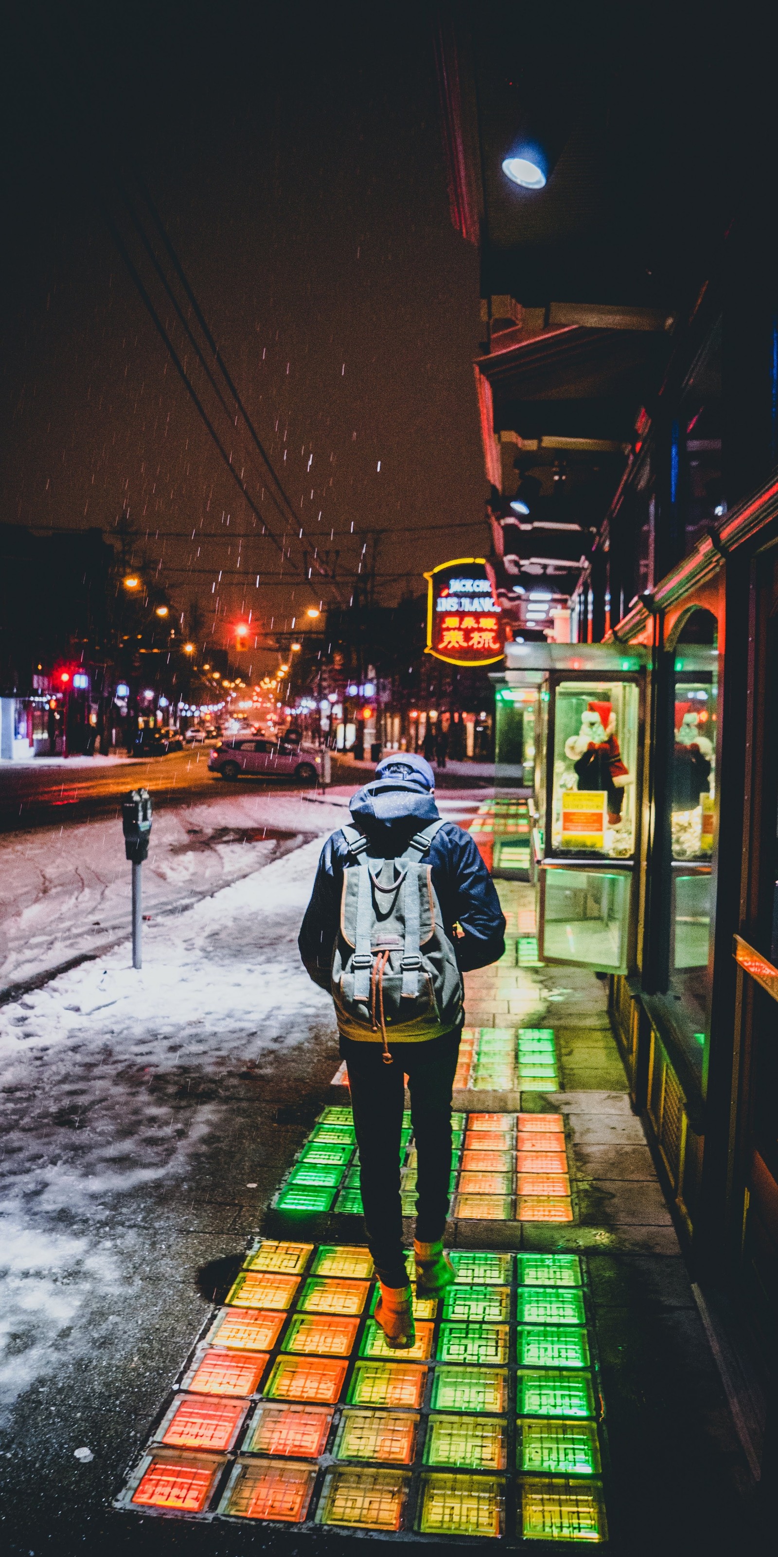 Uma pessoa árabe caminhando pela calçada com uma mochila (menino, ano novo 19)