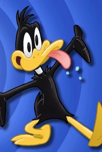 Daffy Duck in einer verspielten Pose vor einem lebhaften blauen Hintergrund.