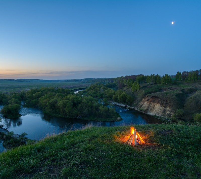 Feu de camp arabe sur une colline surplombant une rivière et une pleine lune (2015, camp, feu, paysage, nature)