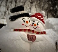 Casal de bonecos de neve se abraçando no inverno de Belgrado