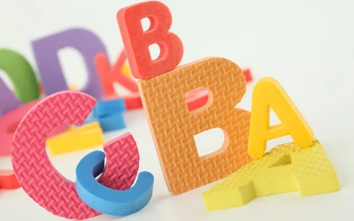 Blocs de lettres colorés et texturés pour un apprentissage ludique.