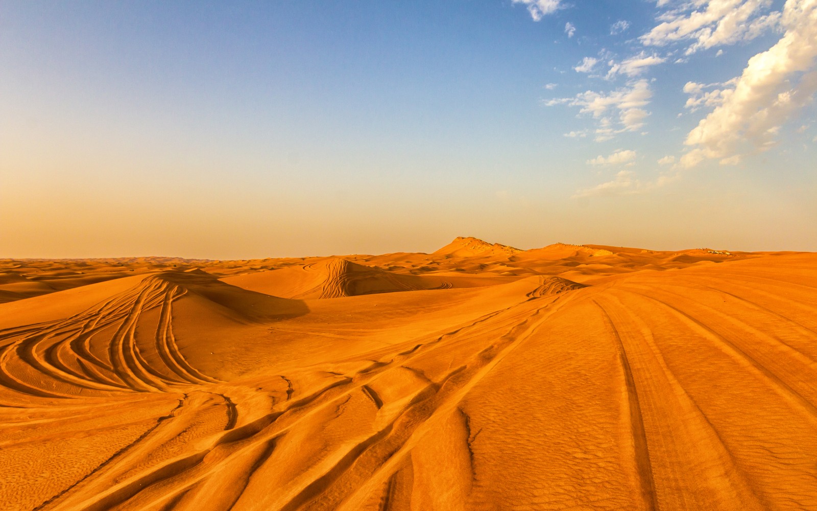 Арабская пустыня с несколькими следами на песке (дубай, dubai, пустыня, сафари, safari)