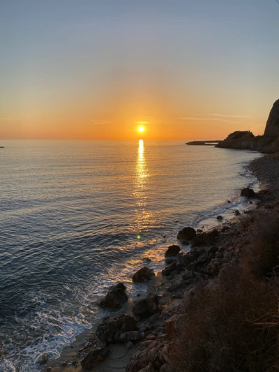 Coucher de soleil serein sur mer tranquille