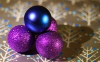 Ornements de Noël scintillants en violet et bleu sur un fond festif