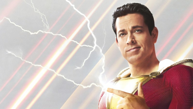 Мужчина в красном и золотом костюме указывает на что-то (шазам, shazam, blu ray диск, blu ray disc, dvd)