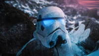 Gefrorener Stormtrooper-Helm in einer eisigen Landschaft