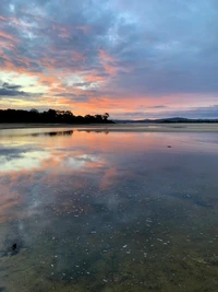 Dämmerungsreflexionen auf einem ruhigen See bei Sonnenuntergang