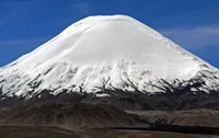 Majestuoso estratovolcán cubierto de nieve contra un cielo despejado