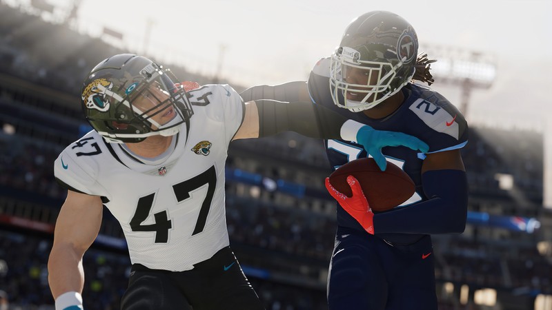 Размытое изображение двух футболистов на стадионе (madden nfl 22, видеоигра)