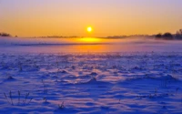 Ruhiger Sonnenaufgang über einem verschneiten Horizont