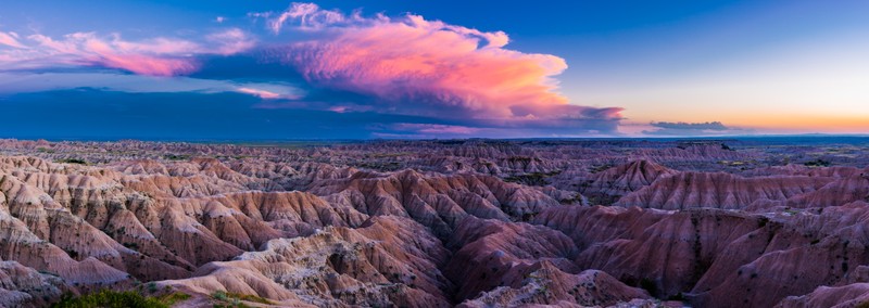 Вид на плохие земли на закате в национальном парке badlands, южная дакота (национальный парк бэдлендс, национальный парк йосемити, национальный парк, парк, бедлендс)