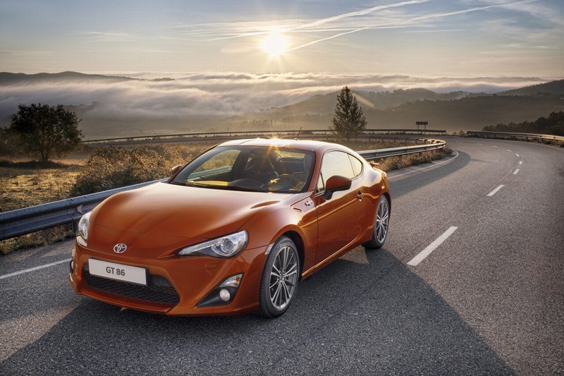 Крупный план toyota 867 gts на дороге. (машина, спортивный автомобиль, toyota, toyota corolla, переворот)