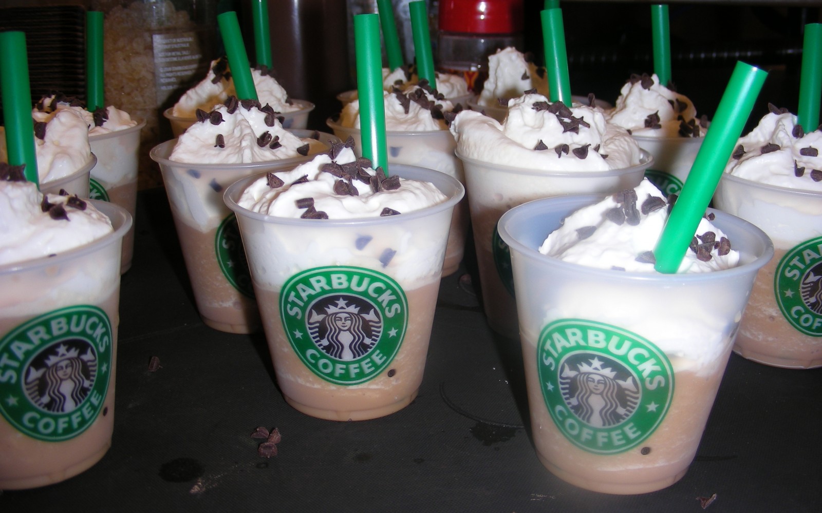 Copos de café gelado starbucks com chantilly e pedaços de chocolate (starbucks, milkshake, comida, produto lácteo, bebidas)