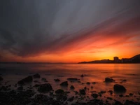 Sérénité crépusculaire : Un coucher de soleil vibrant sur la côte