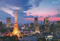 Torre de Tokio iluminada contra un vibrante horizonte urbano al anochecer