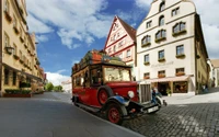 Ônibus de dois andares vintage em uma charmosa praça da cidade