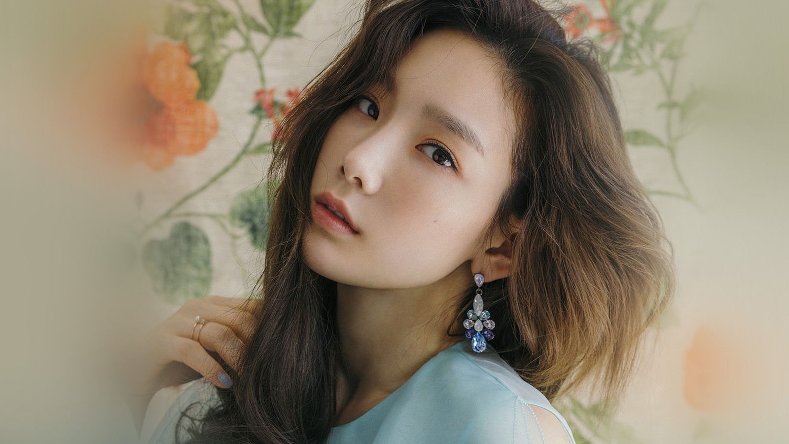 Un gros plan d'une femme aux longs cheveux portant une robe bleue (taeyeon, kim tae yeon, kim taeyeon, 김태연, kpop)