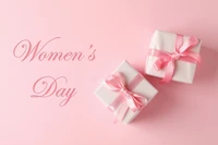 Celebraciones del Día de la Mujer: regalos pensativos sobre un fondo rosa pastel