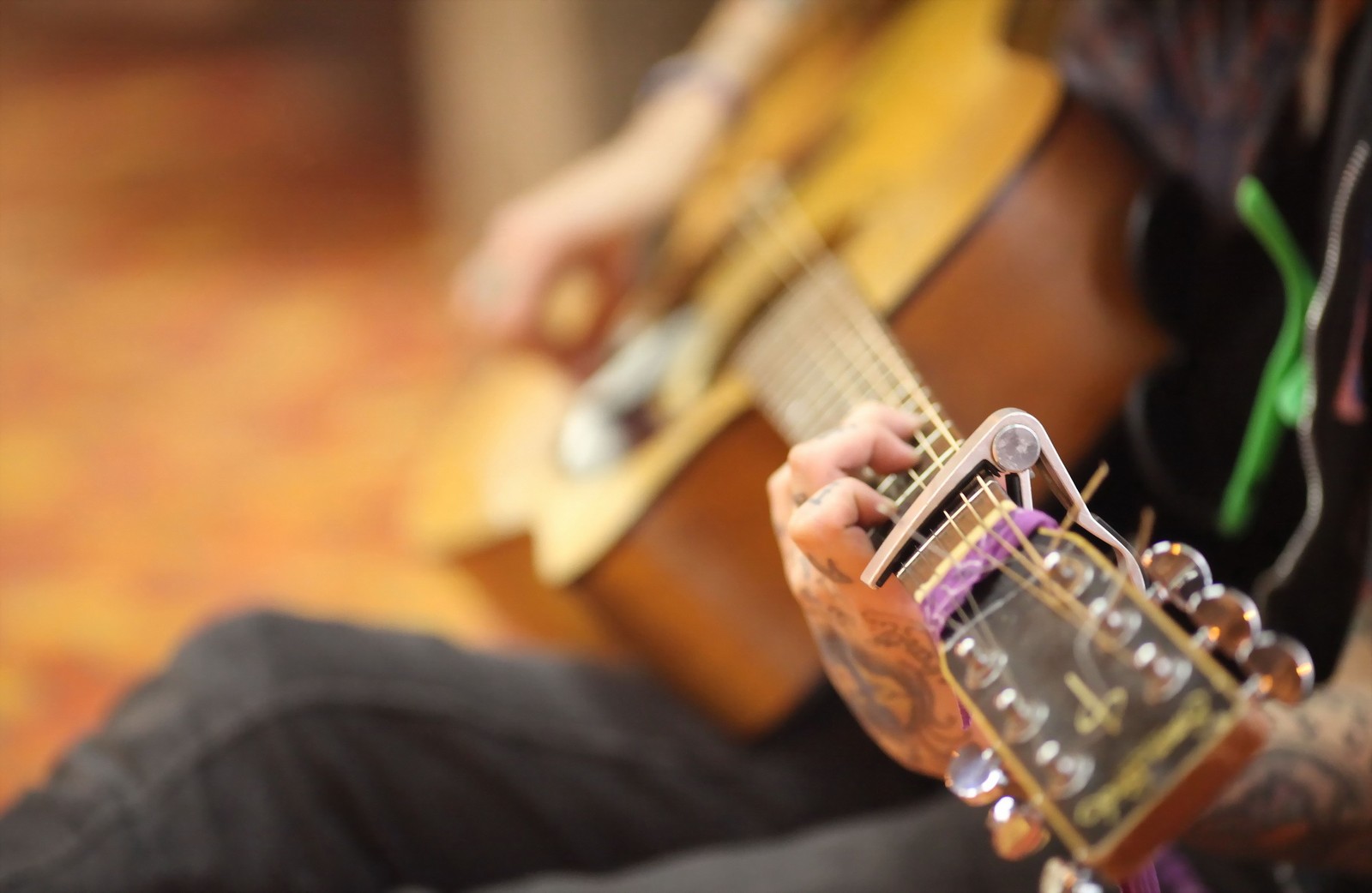 Alguien está tocando la guitarra y escuchando música con auriculares (música, guitarra, instrumento de cuerda, guitarra acústica, instrumento musical)