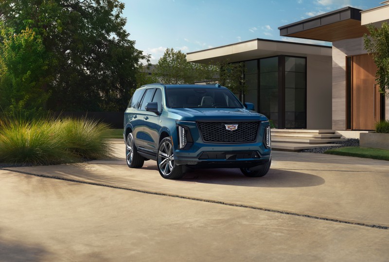 Синий 2020 года gmc yukon den припаркован перед домом (cadillac escalade, 2025, люксовый внедорожник, на улице, 5k)