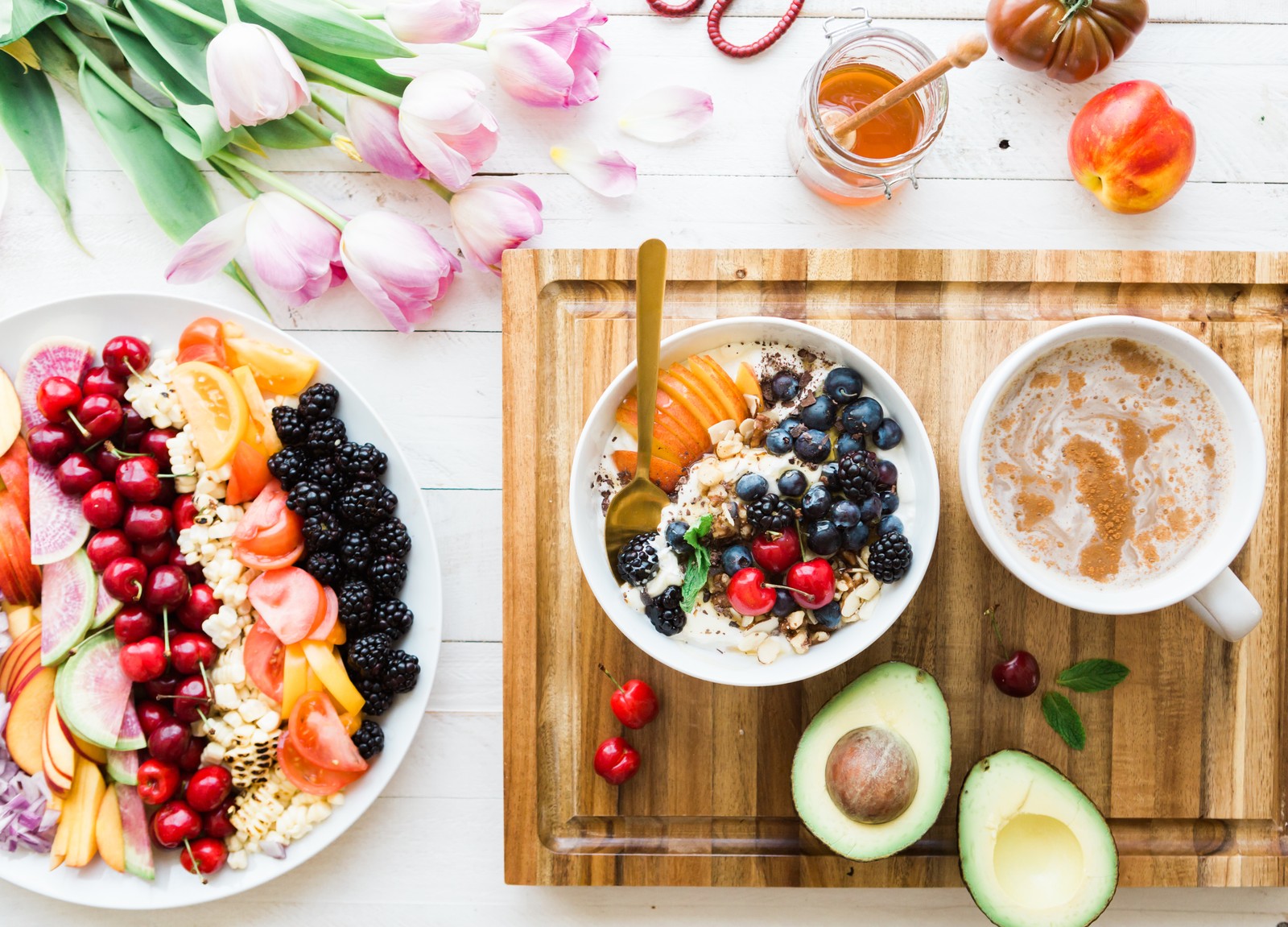 Una mesa con cuencos de frutas, nueces y otros alimentos (salud, dieta saludable, comiendo, plato, comida)