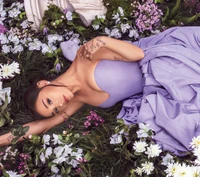 Ariana Grande en un vestido lavanda rodeada de un vibrante fondo floral, encarnando una estética púrpura serena y caprichosa.