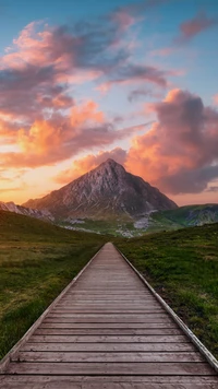 Sonnenuntergangsweg durch majestätische Highlands