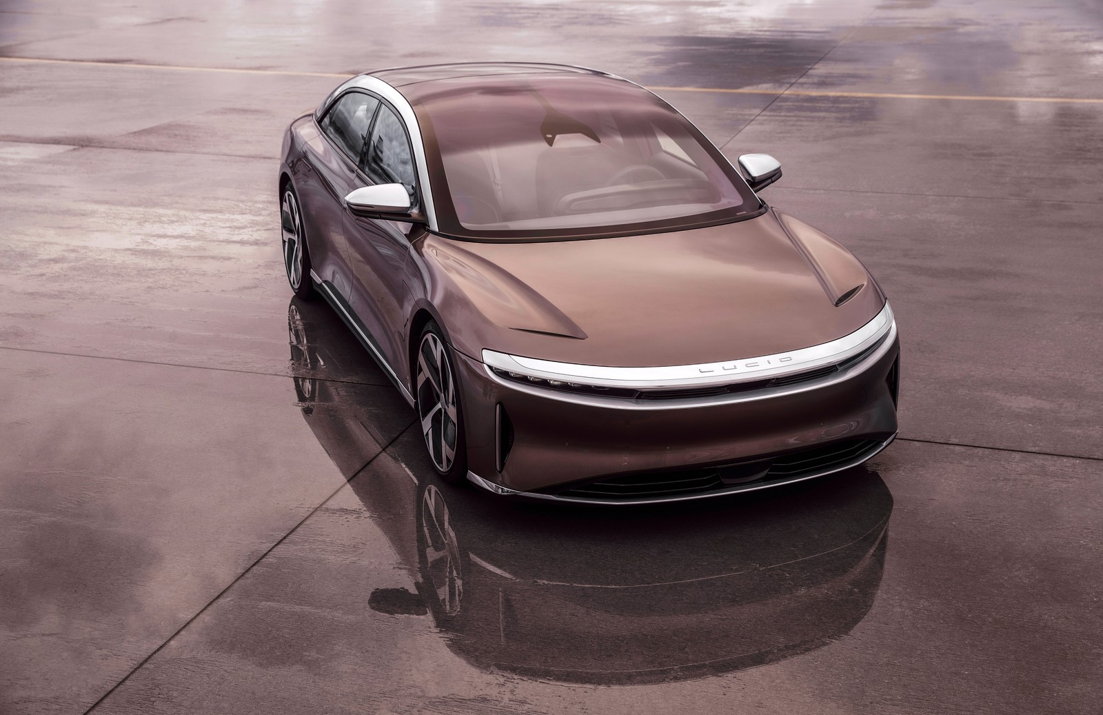 Une voiture marron garée sur une surface mouillée dans un parking (lucid air, voitures électriques, voitures de luxe, 2021, 5k)