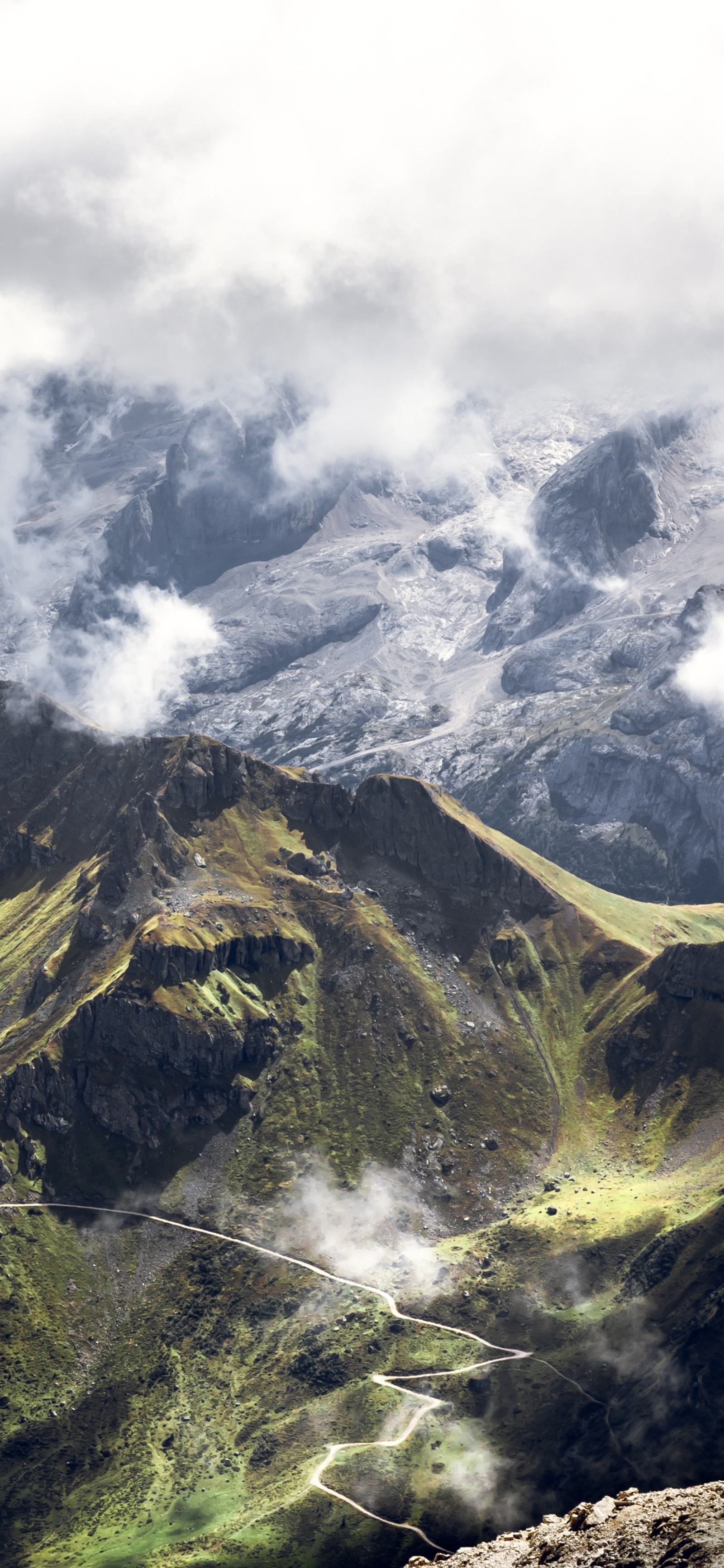 Un homme se tenant au sommet d'une montagne avec vue sur une vallée (montagne, nuage, paysage naturel, hauts plateaux, pente)