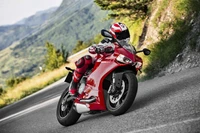 Ducati 959 Panigale auf einer kurvenreichen Bergstraße, die den Geist des Superbike-Rennsports verkörpert.