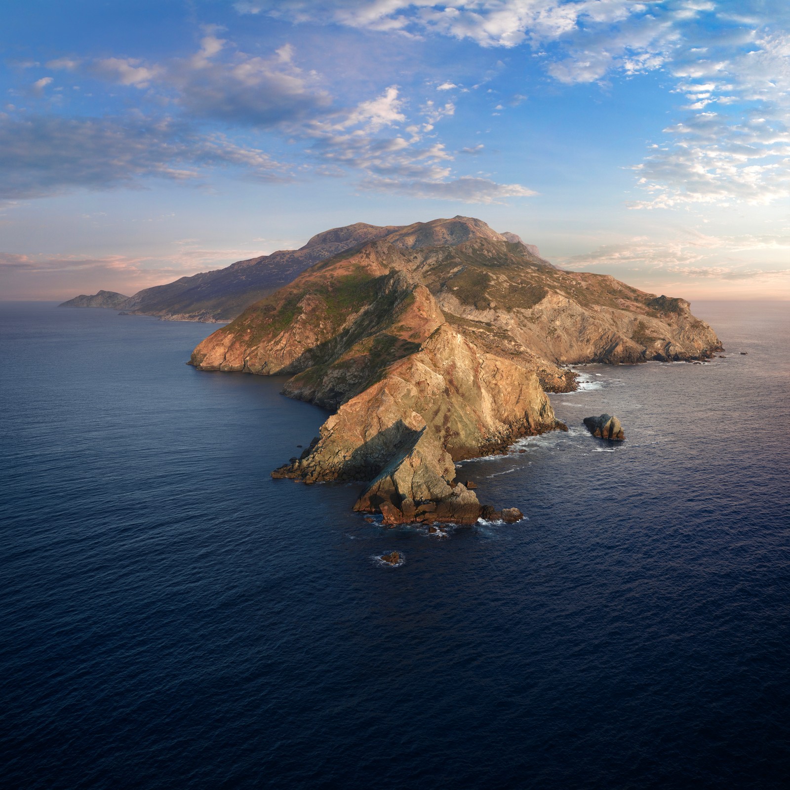 Vista árabe de uma ilha rochosa com algumas pequenas pedras (macos catalina, montanhas, ilha, manhã, ação)