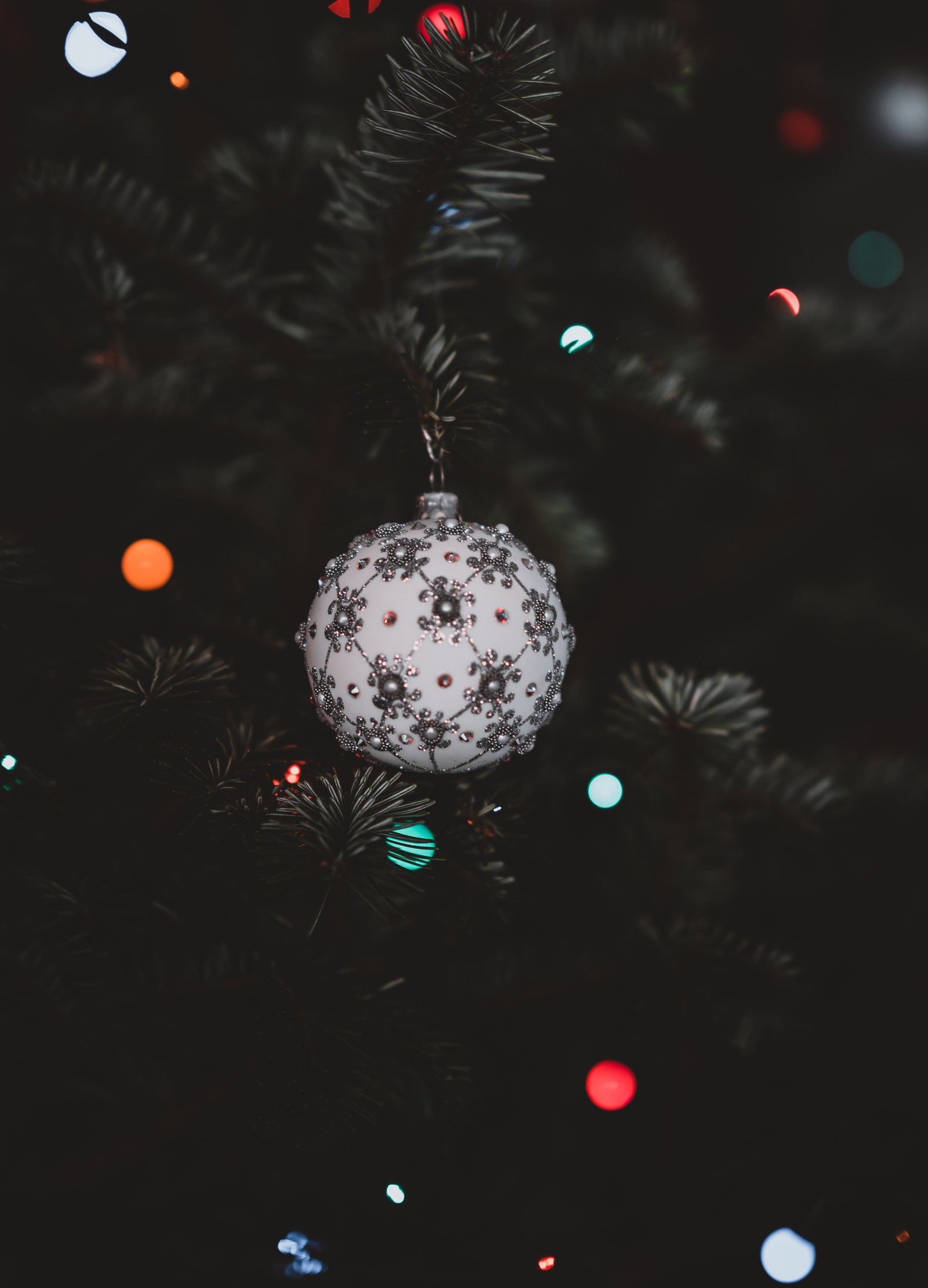 Nahaufnahme eines weihnachtsornaments, das an einem weihnachtsbaum hängt (weihnachtstag, weihnachtsschmuck, weihnachtsbaum, ornament, weihnachtsornament)