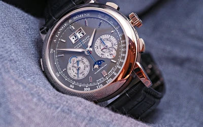 Luxusuhren mit Lederarmband und Chronographenfunktionen