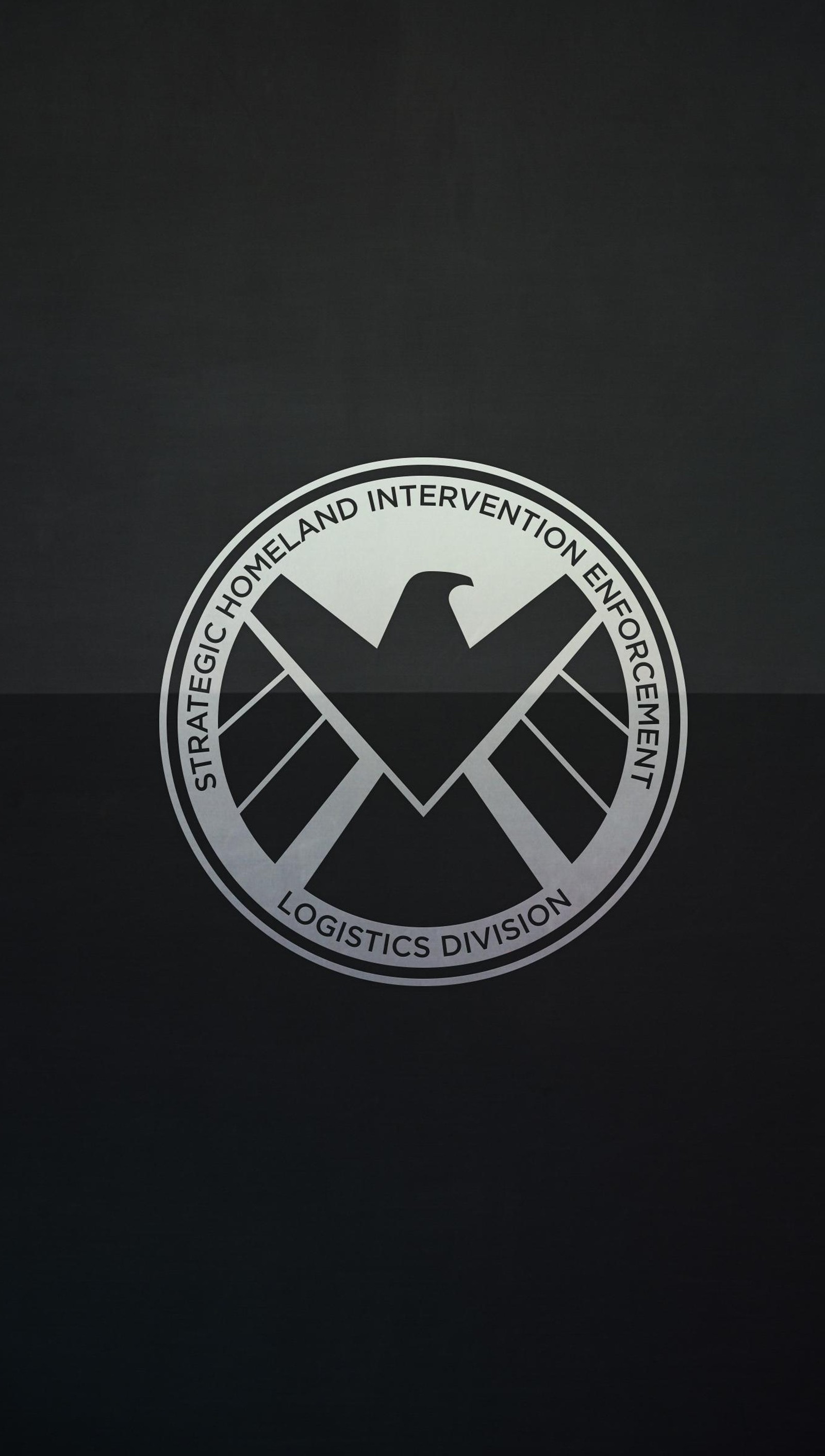 Nahaufnahme eines schwarz-weißen logos auf schwarzem hintergrund (agents of shield, marvel, schild)