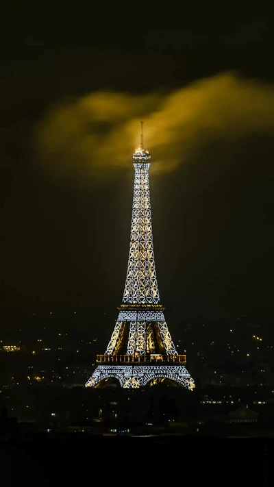 Verzaubernder Eiffelturm, beleuchtet gegen den Nachthimmel in Paris