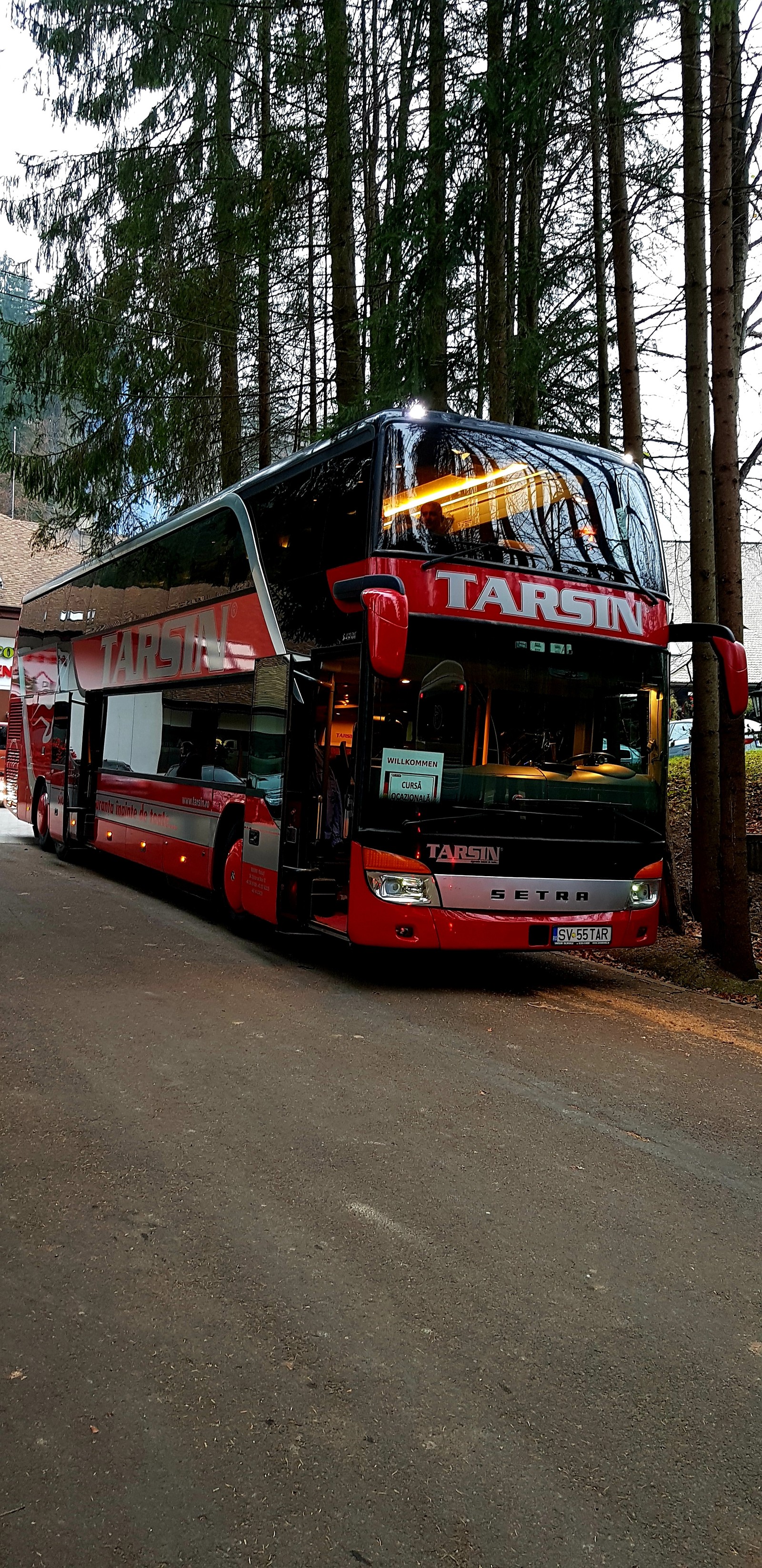 Un autobús de dos pisos estacionado al lado de la carretera (autobús, coche, vehículo, rojo, nuevo)