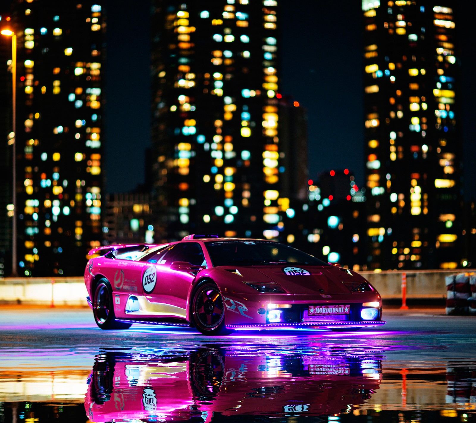 Ein luftiger roter sportwagen, der nachts auf einem parkplatz steht (stadt, lamborghini diablo, lichter, rosa, water reflection)